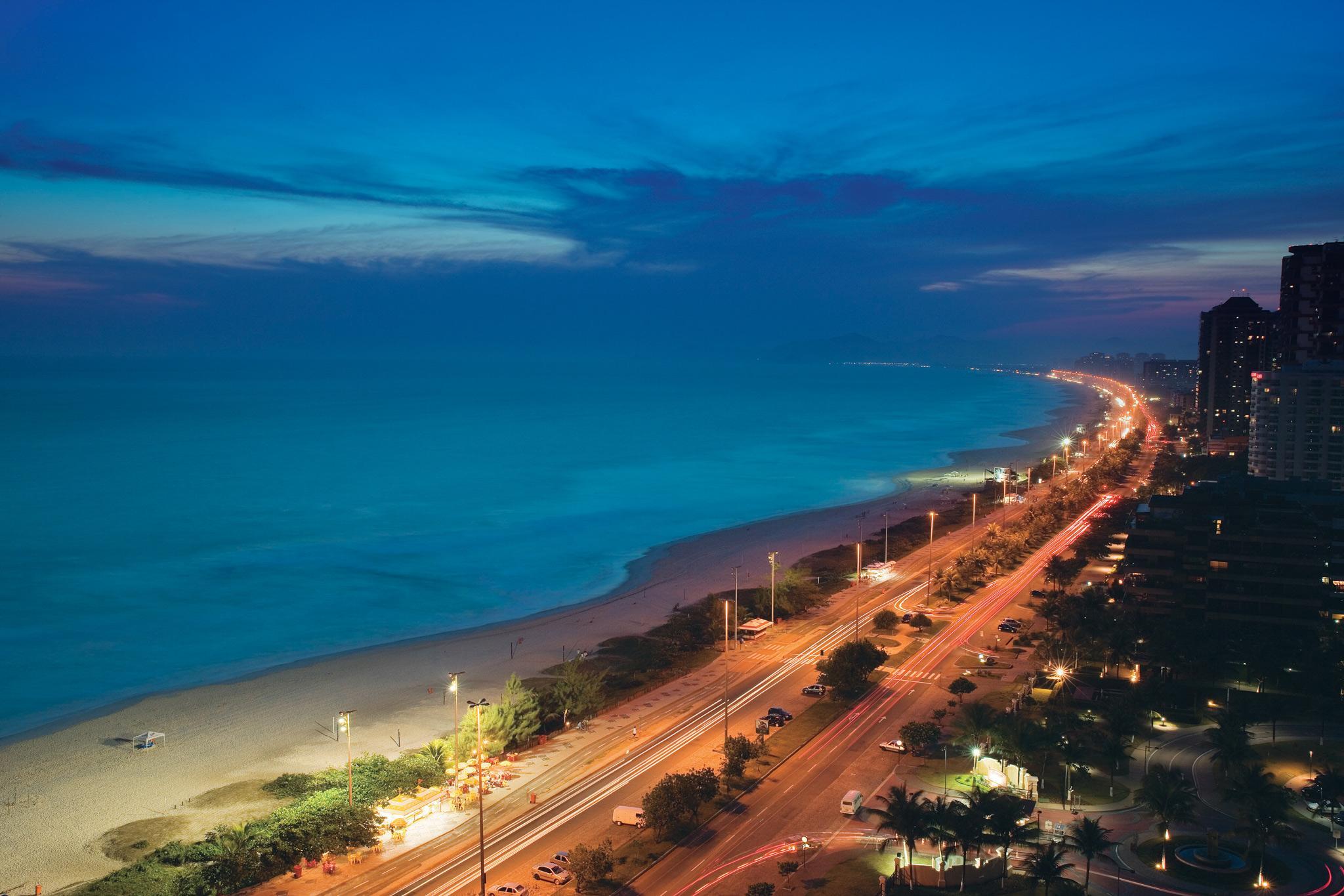 Windsor Barra Hotel Ріо-де-Жанейро Екстер'єр фото Ocean Drive at night